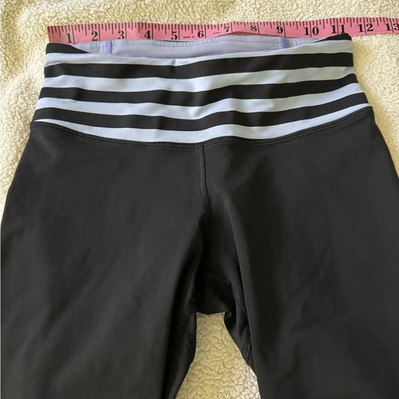 Lululemon 4 Black Sea Striped printed cropped leggings. Luxtreme Circle Mesh. - Picture 8 of 15